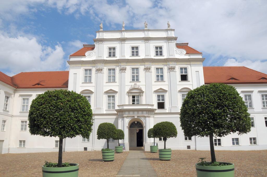 Landhotel Classic Oranienburg Exteriör bild